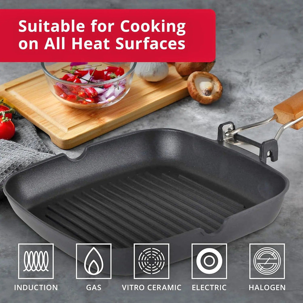 Ridged grill pan with folding handle, suitable for cooking on all heat surfaces