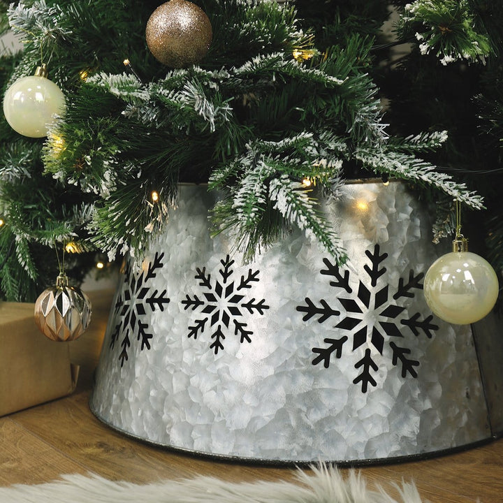 Silver Metal Christmas Tree Skirt with Snowflake Design &amp; Warm White LED Lights – Festive Tin Tree Collar